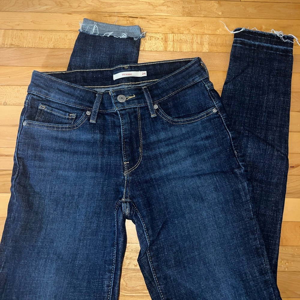 Levi’s 711 Skinny Jeans, ripped knee, raw hem Size 24